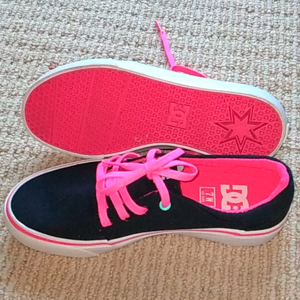 DC woman skate shoes.